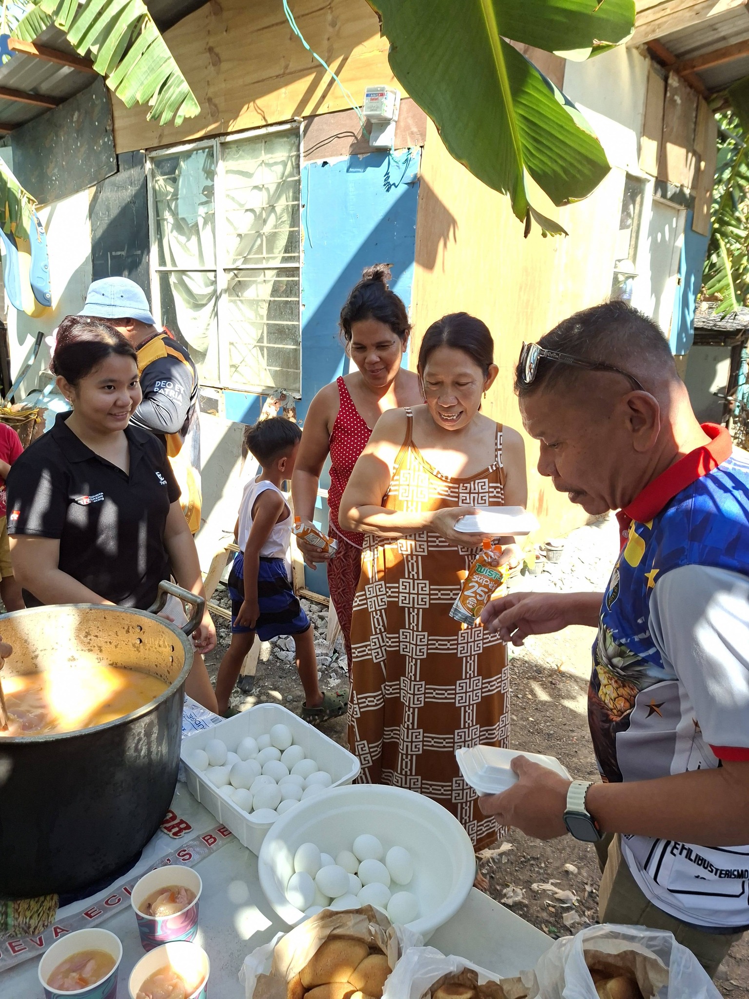 Bandila Eagles Club feeding program at Alapan 2A, Imus Cavite. image 5