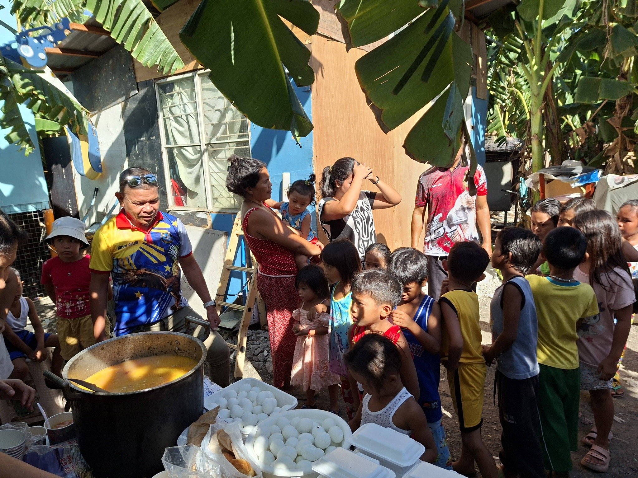 Bandila Eagles Club feeding program at Alapan 2A, Imus Cavite. image 2